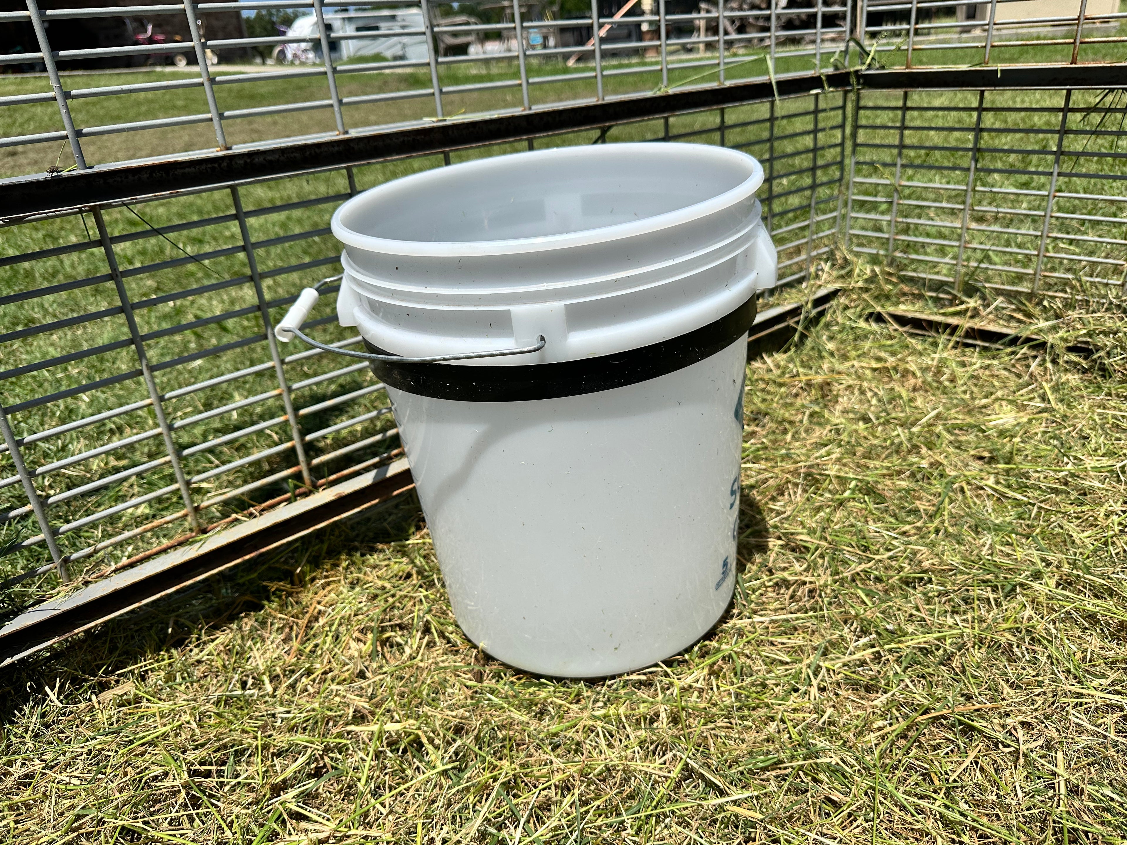 V4 - Dog Water Bucket Holder - Animal 5 Gallon Bucket Holder